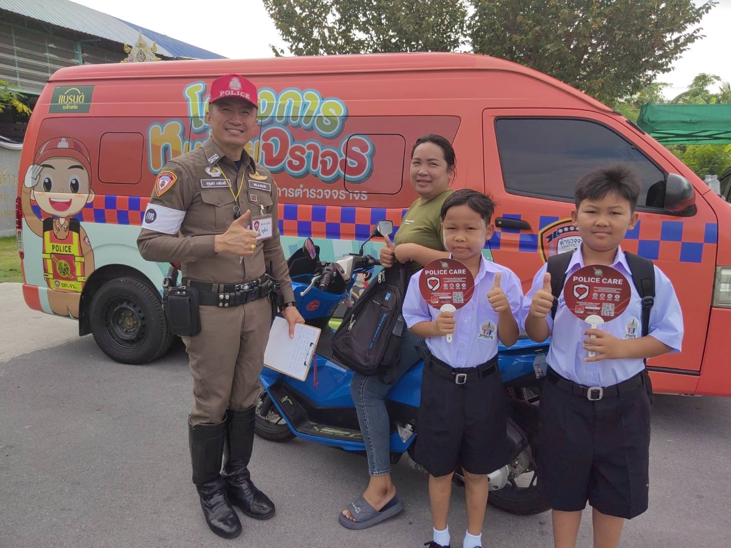 ตำรวจจราจรกับนักเรียนและผู้ปกครองหน้ารถหนูน้อยจราจร